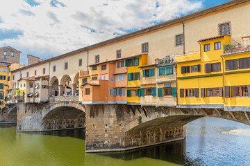 Ponte Vecchio depuis les Lungarni, les quais de la rive droite de l'Arno, à Florence, Italie
