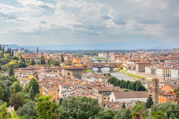 Vue sur l'Oltrarno, l'Arno et le Ponte Vecchio, à Florence, Italie