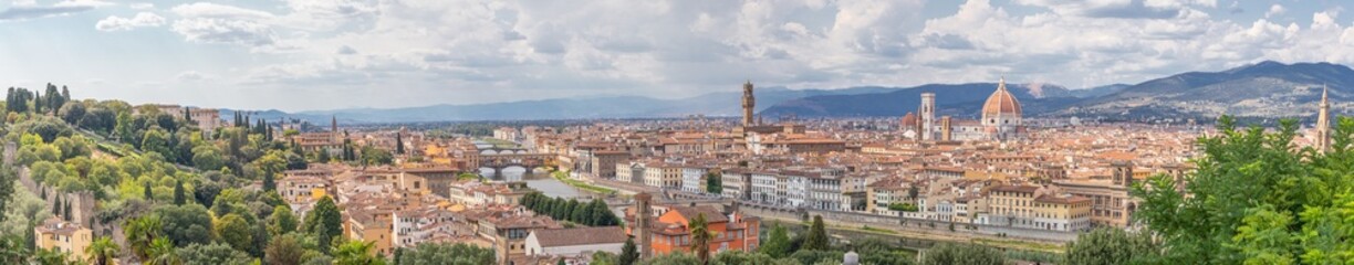 Panorama sur Florence, l'Oltrarno, l'Arno, le Ponte Vecchio, le Palazzo Vecchio et le Duomo