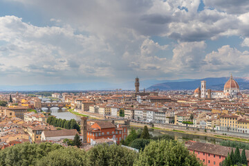 Vue sur Florence, l'Arno, le Ponte Vecchio, le Palazzo Vecchio et le Duomo
