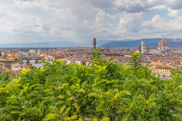 Vue sur Florence, l'Arno, le Ponte Vecchio, le Palazzo Vecchio et le Duomo