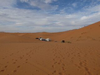 Fototapeta na wymiar campement dans le désert