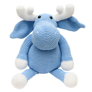 Alce azul de pel&uacute;cia, feito na t&eacute;cnica de croch&ecirc; amigurumi visto de frente sentado 
