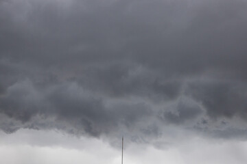 都会の秋の空・竜巻が発生しそうな嵐の雨雲が広がる空と避雷針（東京都千代田区） - obrazy, fototapety, plakaty