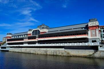 Mercado de la Ribera en Bilbao sobre la ria con un cielo azul