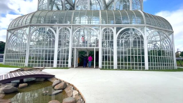 Jardim bot&acirc;nico de Curitiba capital do Paran&aacute; sul do Brasil mostrado a famosa estufa de ferro e vidro com c&eacute;u azul ao fundo mais Flores e vegeta&ccedil;&atilde;o um importante ponto tur&iacute;stico de Curitib
