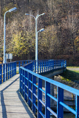 Most nad rzeką z niebieskimi barierkami
