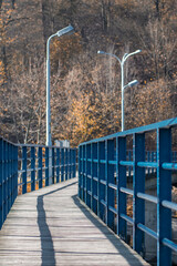 Most nad rzeką z niebieskimi barierkami