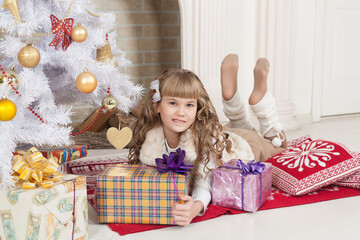  Girl, Christmas tree, gifts