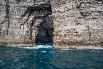 Felsentor, Grotten und Felsen Insel Vagar, Färöer Inseln