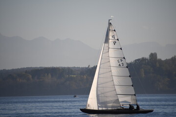 Segelboot auf dem Bodensee vor Bergkulisse