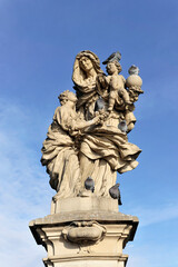 Fototapeta na wymiar Steinskulptur Heilige Anna 1707, Karlsbrücke, UNESCO Weltkulturerbe, Altstätter Seite, Prag, Tschechien, Europa