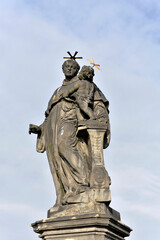 Fototapeta na wymiar Statue des Hl. Antonius von Padua 1707 von J. Mayer, Karlsbrücke, UNESCO Weltkulturerbe, Prag, Tschechien, Europa