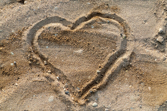 Herz in den Sand gemalt am Strand