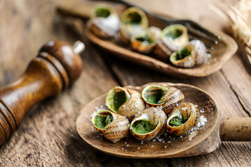 escargots farcis au beurre persil et ail cuit sur table en bois - 543497492