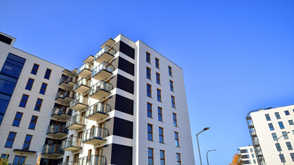 Fototapeta premium New apartment building on a sunny day. Modern residential architecture. The apartment is waiting for new residents.