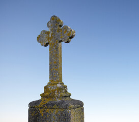 alter Steinkreuz mit Grünbelag