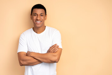 Obraz premium Happy successful man posing with happy confident expression, keeping arms folded
