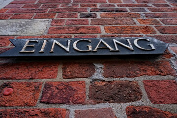 Eingang vor Backsteinwand