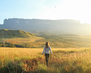 Mulher durante nascer do sol com monte roraima ao funso