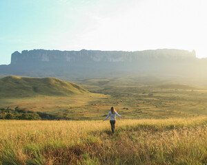 Mulher com monte roraima ao fundo durante amanhecer 
