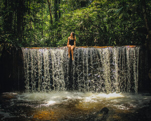 Mulher em cachoeira na selva amazônica,  em Rio preto d eva, Amazonas  - obrazy, fototapety, plakaty