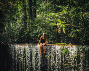 Mulher em cachoeira na selva amazônica,  em Rio preto d eva, Amazonas 