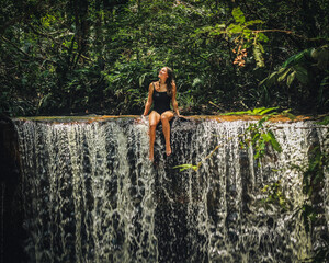 Mulher em cachoeira na selva amazônica,  em Rio preto d eva, Amazonas 