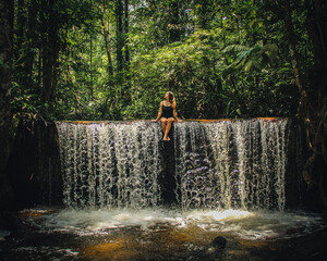 Mulher em cachoeira na selva amazônica,  em Rio preto d eva, Amazonas 