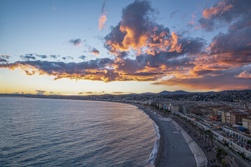 Coucher de soleil sur la baie des anges et la promenade des anglais à Nice sur la Côte d'Azur avec un ciel de feu