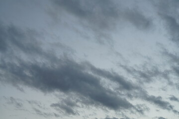 Purer Himmel mit Wolken am Abend