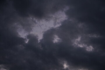 Purer Himmel mit Wolken am Abend