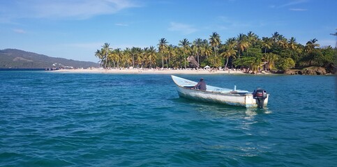 Fototapeta na wymiar Motorboot vor karibischer Insel.