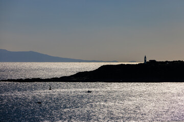 海の輝きと半島のシルエット