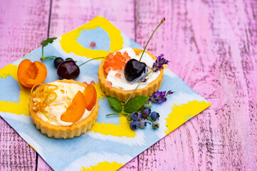 Mini Tartes Kuchen mit Creme und Obst
