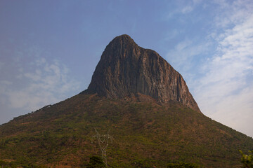 Morro do Moco, uma das 7 maravilhas de Angola, cita na província do Huambo.