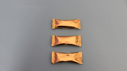 Envolturas de dulces en color dorado. 