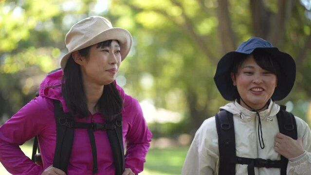 登山をする女性