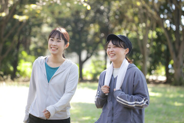 ウォーキングする女性