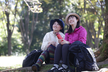 登山をする女性