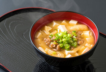 ネギがのった納豆汁、納豆の味噌汁。
