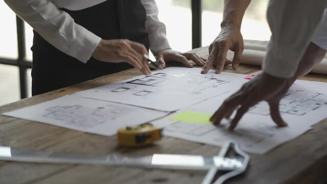 Successful group of engineers planning teamwork concept.
4k resolution Asian business engineers meeting in the office
