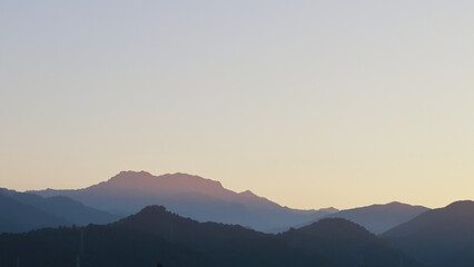 夕暮れの石鎚山
