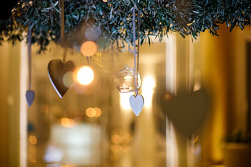 Ritrae illuminazione di giardino con candele lanterne e pendenti in legno e vetro con cuori e...