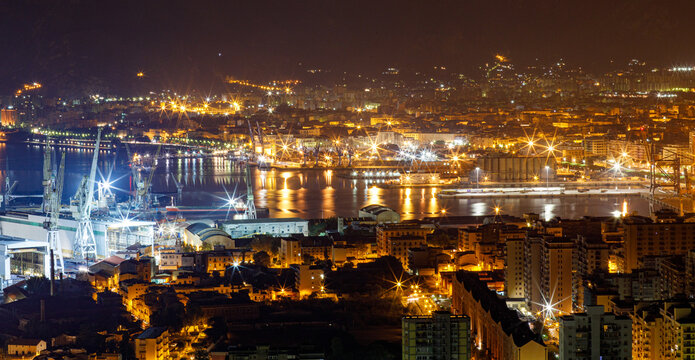 Skiline di Palermo dall'alto con vista sul porto  di notte con centro storico