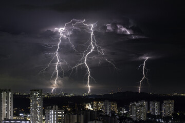 Orage au dessus de la ville de Singapour