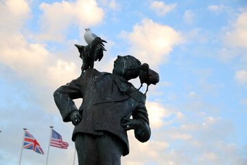 Statue de Sir Alfred Hitchcock à Dinard, les oiseaux