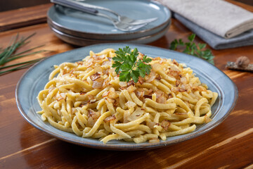 spaetzle pasta con l'uovo e cipolla