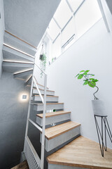 モダンスタイルデザインの家の階段