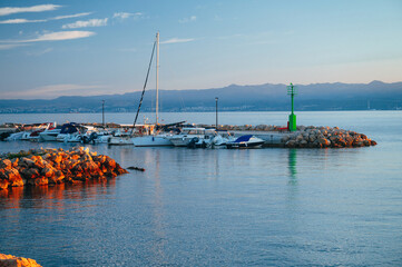 Obraz premium Boats on the coast of the Adriatic Sea. Photo of a beautiful summer vacation in Croatia